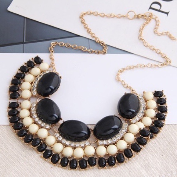 Statement necklace in black and white stones - Picture 1 of 4